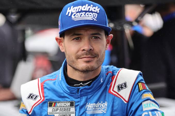 “Kyle Larson Sparks Outrage:Go Against Entire Nascar Supporters,Boldly Defends Hendrick’s Star After Kansas Chaos!”