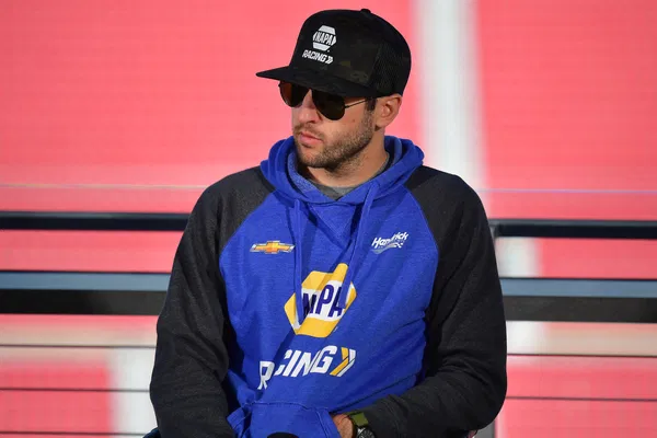 Hendrick Motorsports Hints at Shocking Strategies for Chase Elliott at Martinsville – Will Elliott’s Bold Moves Secure Him a Top-4 Spot at Phoenix?”