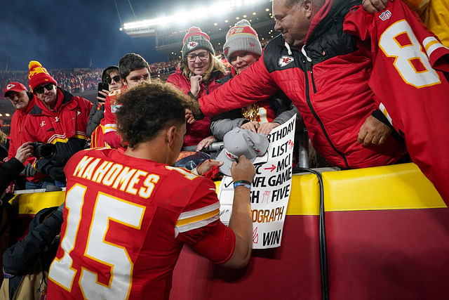 “‘With Help from the Refs’: NFL Fans Slam Officials as Chiefs Secure Controversial Playoff Spot with Win Over Raiders”