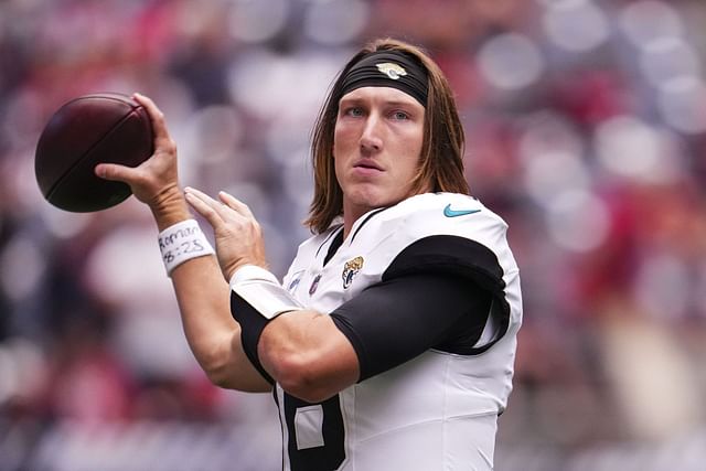 “NFL Fans React as Trevor Lawrence Faces Possible Season-Ending Surgery: ‘Shut It Down 16′”