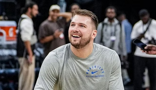 “Unbelievable! Luka Doncic Drains Jaw-Dropping Curry-Style Shot from the Stands Before Epic Mavericks vs. Rockets Showdown!”